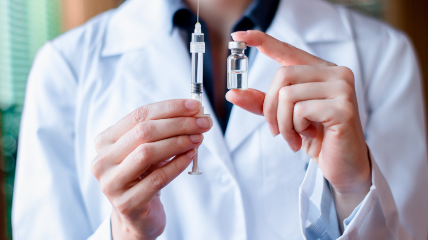 Forskningen kring vaccination och behandling av covid-19 seglade enkelt upp på plats nummer ett, bland 2020 års forskningsnyheter.
 Foto: Shutterstock